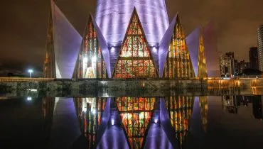 Vista noturna da Catedral de Maringá: feriado do aniversário da cidade pode causar prejuízo milionário. Foto: ou Catedral Basílica Menor Nossa Senhora da Glória - Foto: Daniel Castellano / Gazeta do Povo