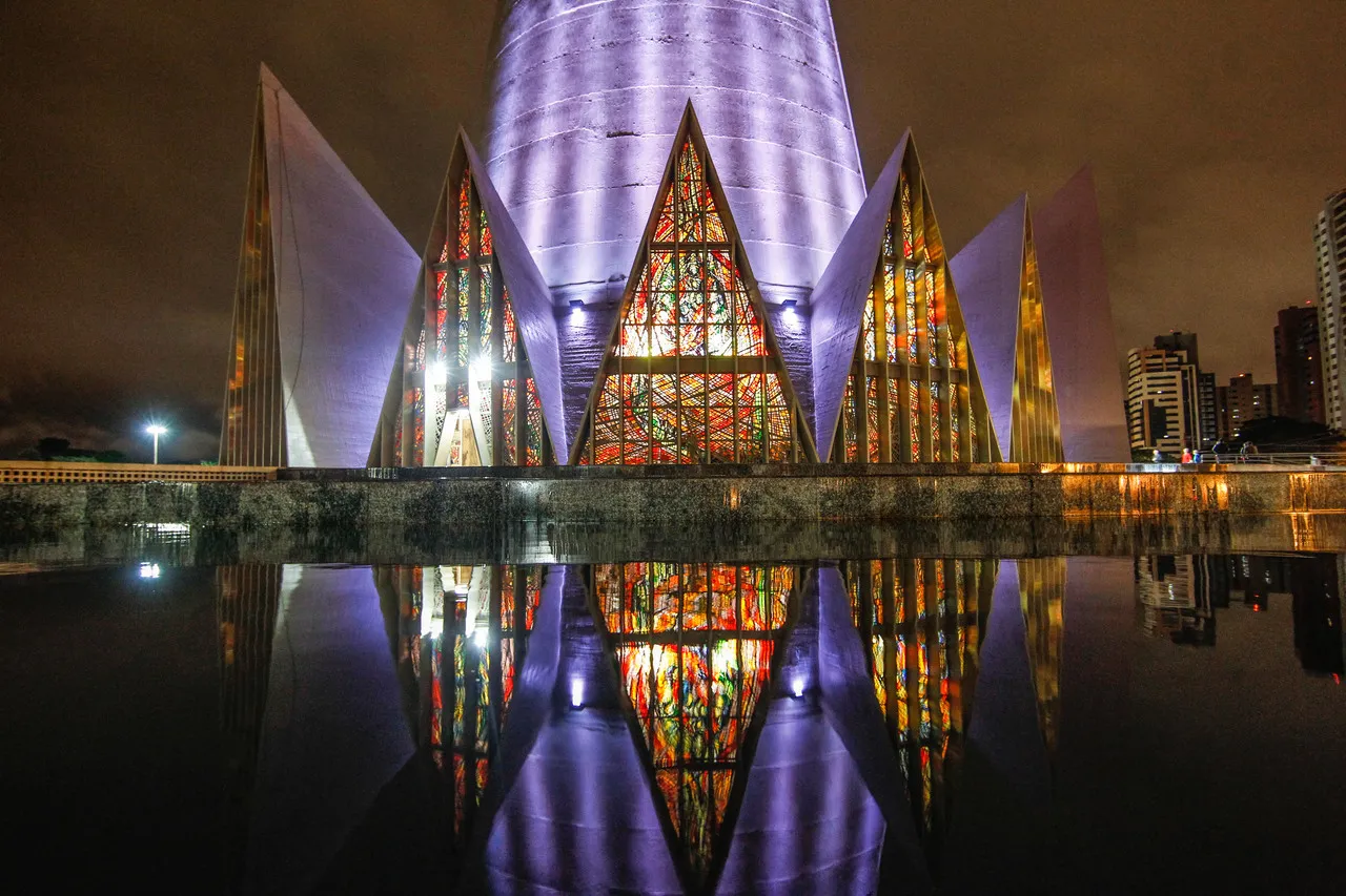 Vista noturna da Catedral de Maringá: feriado do aniversário da cidade pode causar prejuízo milionário. Foto: ou Catedral Basílica Menor Nossa Senhora da Glória - Foto: Daniel Castellano / Gazeta do Povo