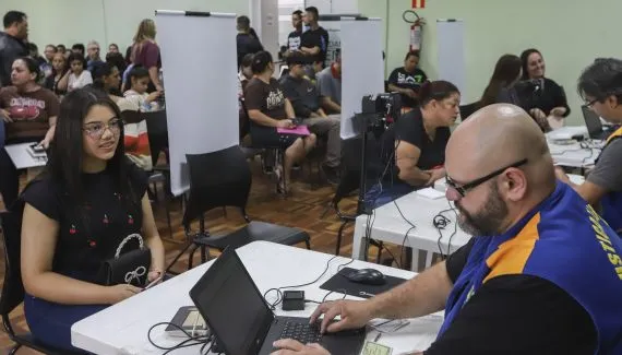 Moradores do Tatuquara regularizam título de eleitor em mutirão