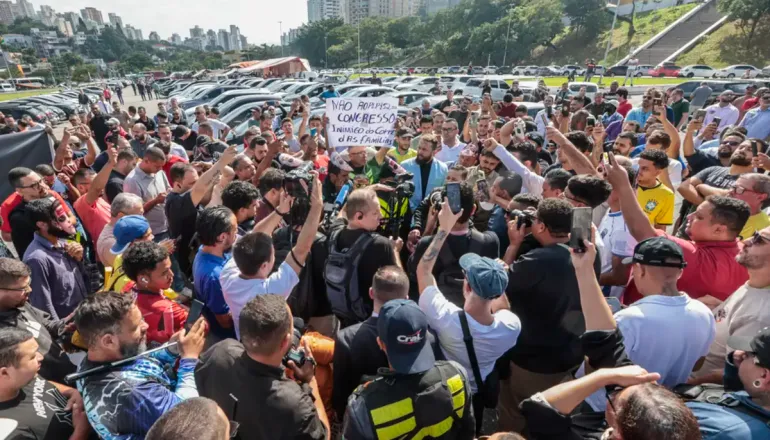 Votação de projeto que regulamenta trabalho por aplicativo é cancelada na Câmara