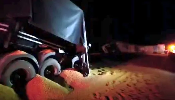 Acidente com caminhões interdita BR-277 na Serra do Mar