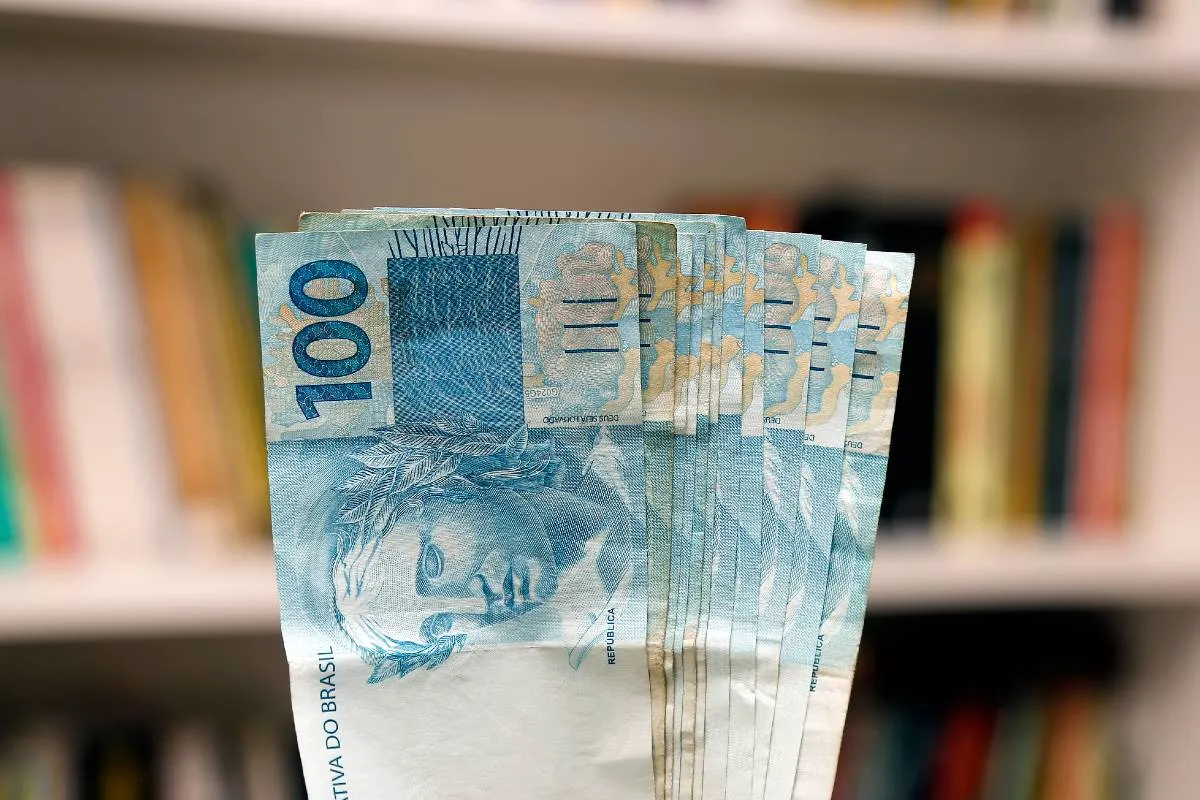 Imagem mostra um leque feito com notas de R$ 100.