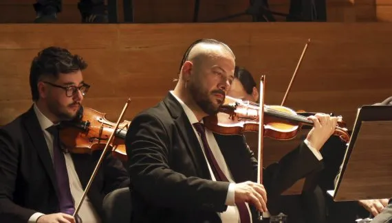 O menino que não quis carregar o piano tornou-se solista internacional de violino