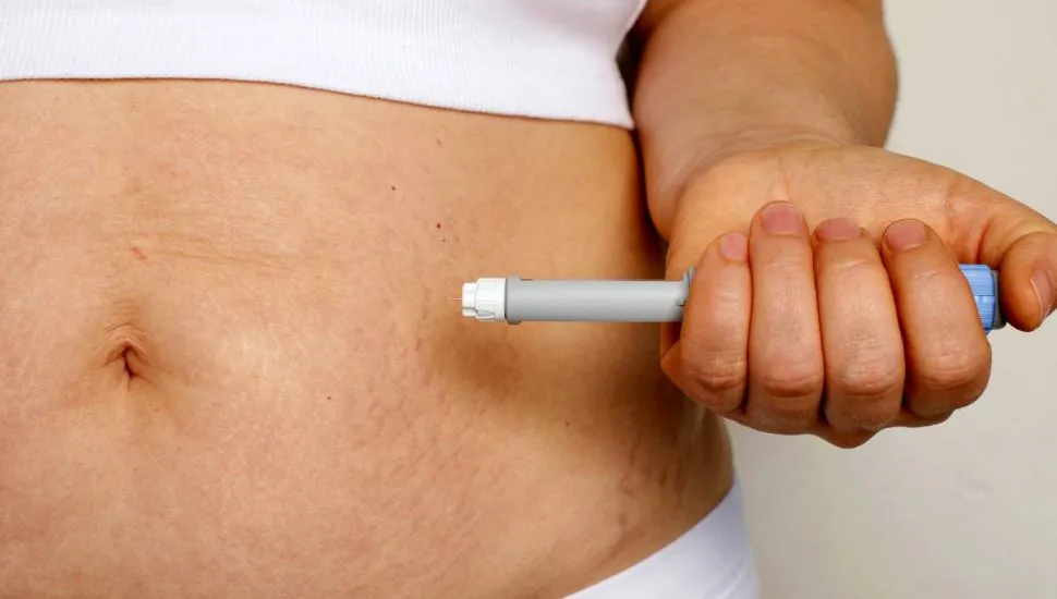 Imagem mostra uma pessoa utilizando uma caneta emagrecedora.