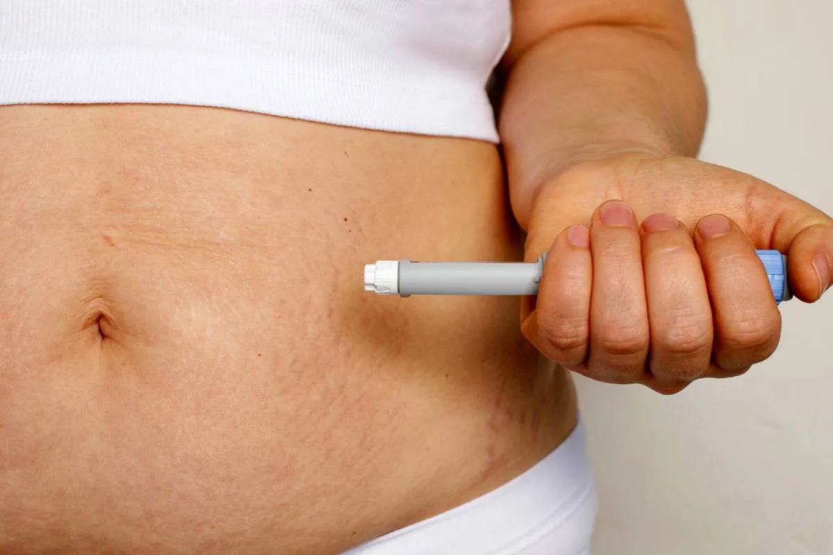 Imagem mostra uma pessoa utilizando uma caneta emagrecedora.