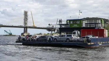 Ferry boat bate na Ponte de Guaratuba