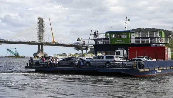 Ferry boat bate em pilar da Ponte de Guaratuba