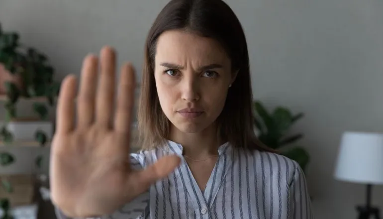 Por que aumentaram 45% os atendimentos do Ligue 180 em 2025?