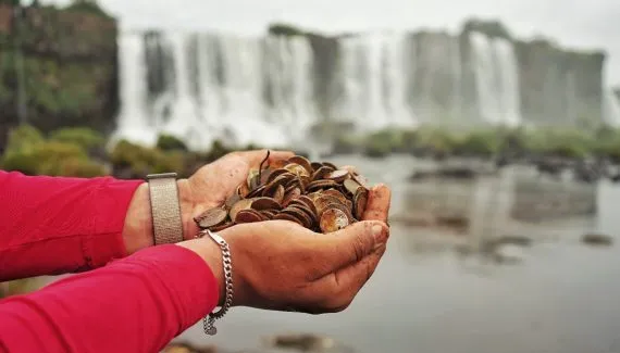 Quase 400 kg de moedas são retirados das Cataratas do Iguaçu