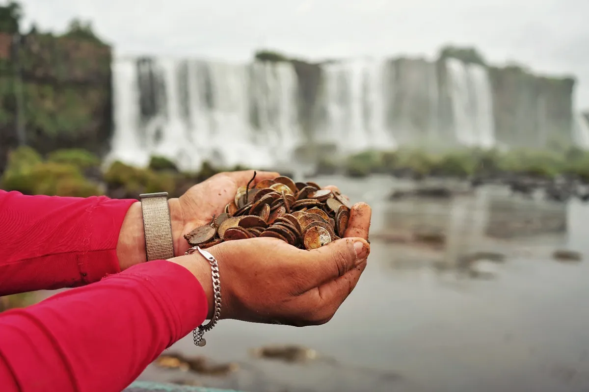 383 kg de moedas lançadas por visitantes são retiradas das Cataratas do Iguaçu