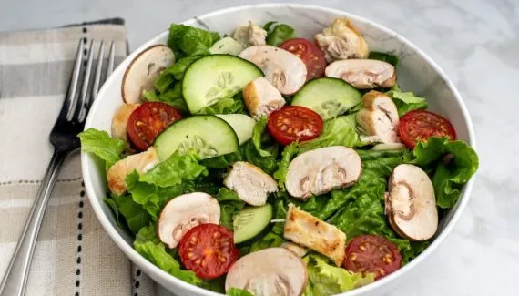 Salada com proteína: 3 receitas saudáveis e nutritivas para o jantar 