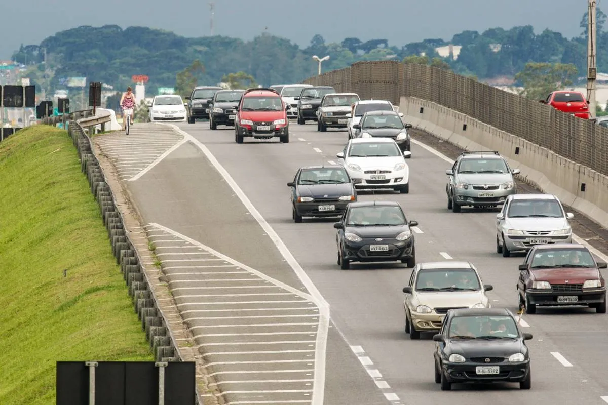 A imagem mostra carros circulando em um trecho da BR-277.