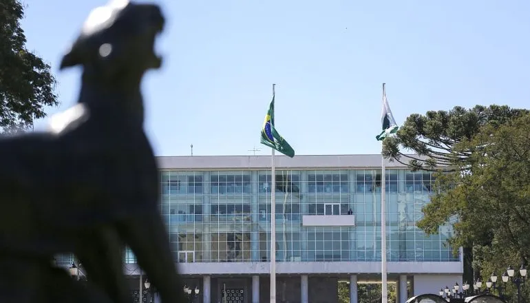 Ex-secretários de Ratinho Júnior são citados em investigação sobre fraude em licitação 