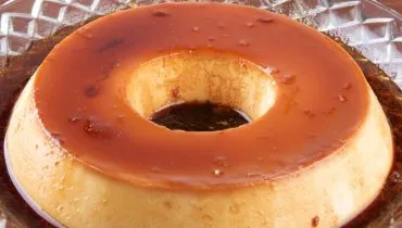 Imagem mostra um pudim em cima de uma mesa.