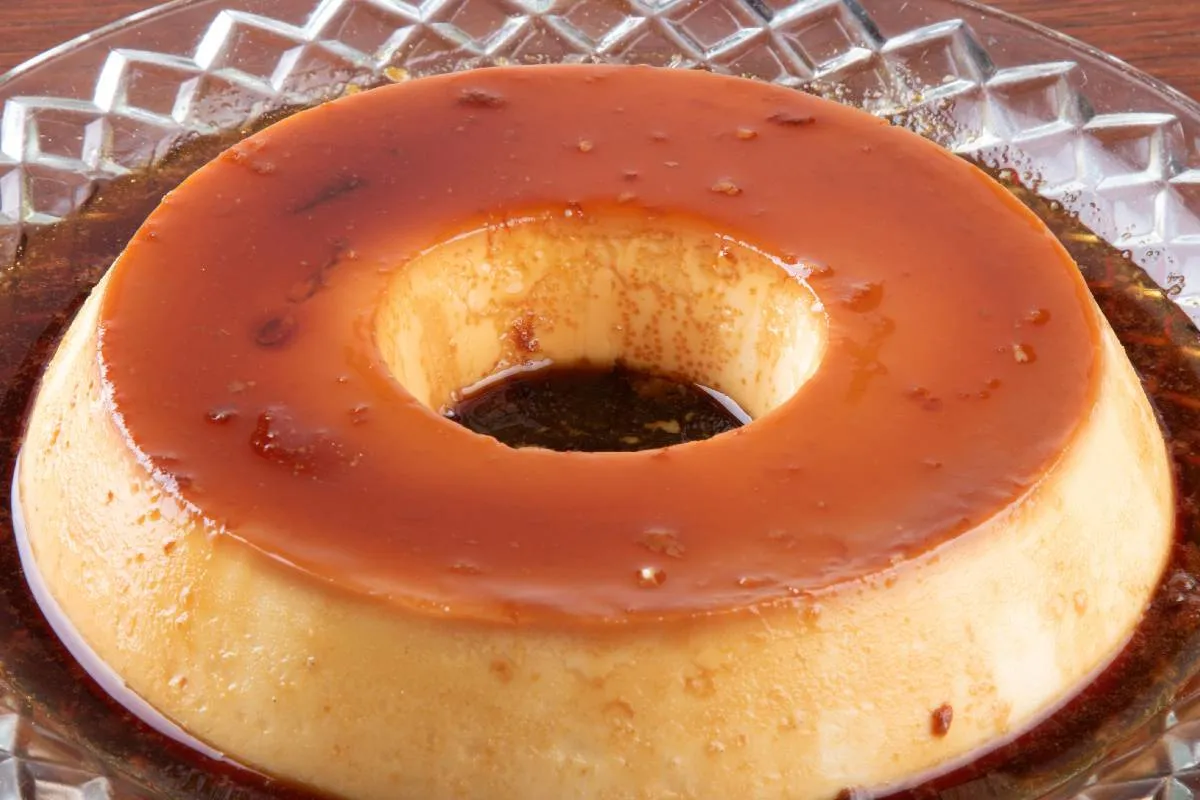 Imagem mostra um pudim em cima de uma mesa.