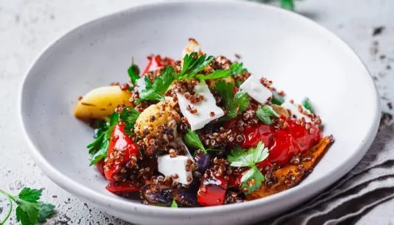 Salada morna: 5 receitas ricas em proteínas para o almoço