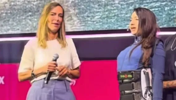 Lais Souza emociona ao entrar caminhando em palco para premiar pesquisadora