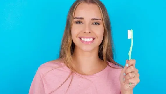 5 sinais de que está na hora de trocar a escova de dentes