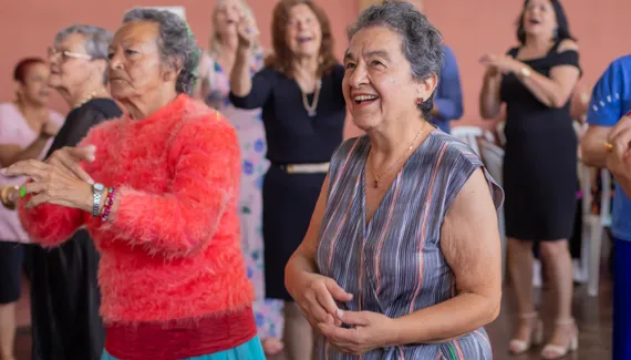 Número de idosos em Curitiba supera o de crianças e adolescentes, diz IBGE