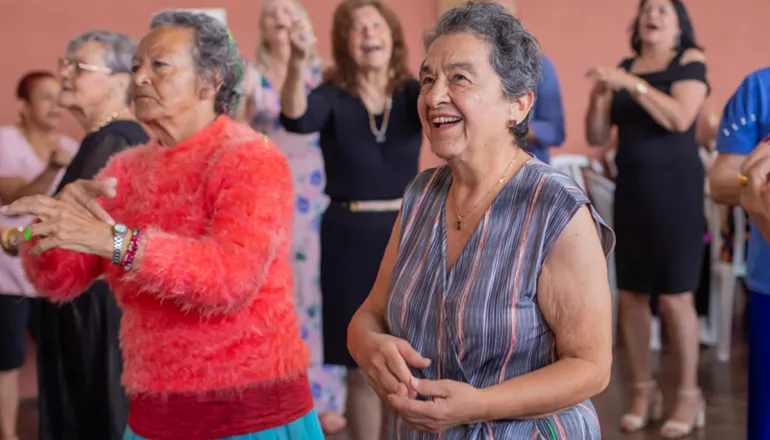 Número de idosos em Curitiba supera o de crianças e adolescentes, diz IBGE