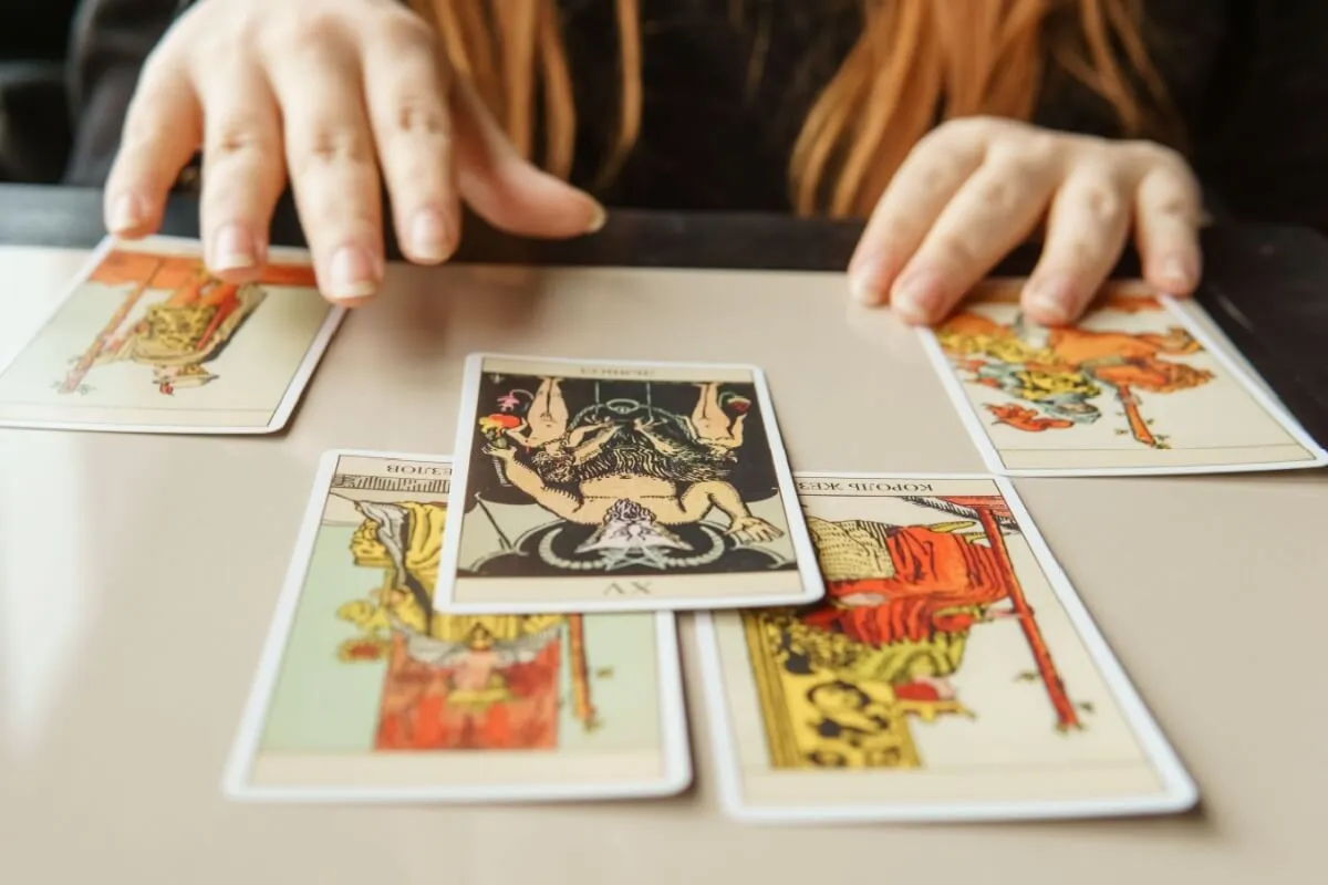 Tarot do dia: previsão para os 12 signos em 19/04/2026 | Tribuna do Paraná