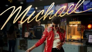 imagem mostra uma arte promocional com o ator que interpreta Michael Jacskson fazendo pose em frente a bomboniere de um cinema