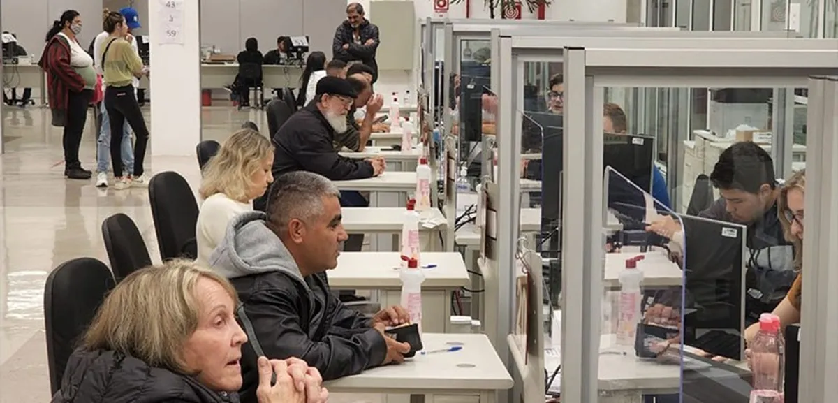 Justiça Eleitoral amplia horário de atendimento em 23 cidades do Paraná para regularização do título de eleitor; confira os prazos