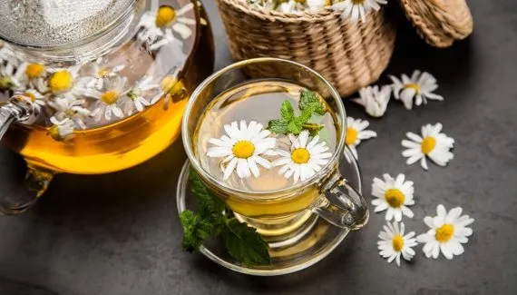 Para que serve o chá de camomila? Veja 8 receitas e seus benefícios para a saúde