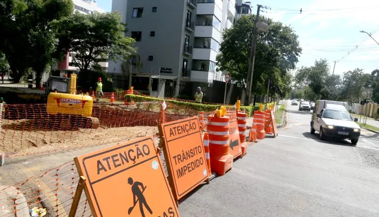 Bloqueio em rua importante do Portão será ampliado nesta quarta