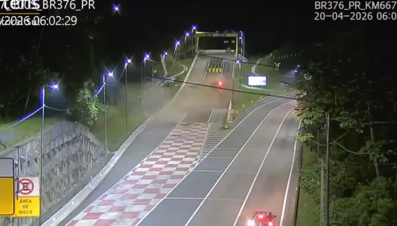 Sem freio, caminhão entra em área de escape e tomba na BR-376; vídeo