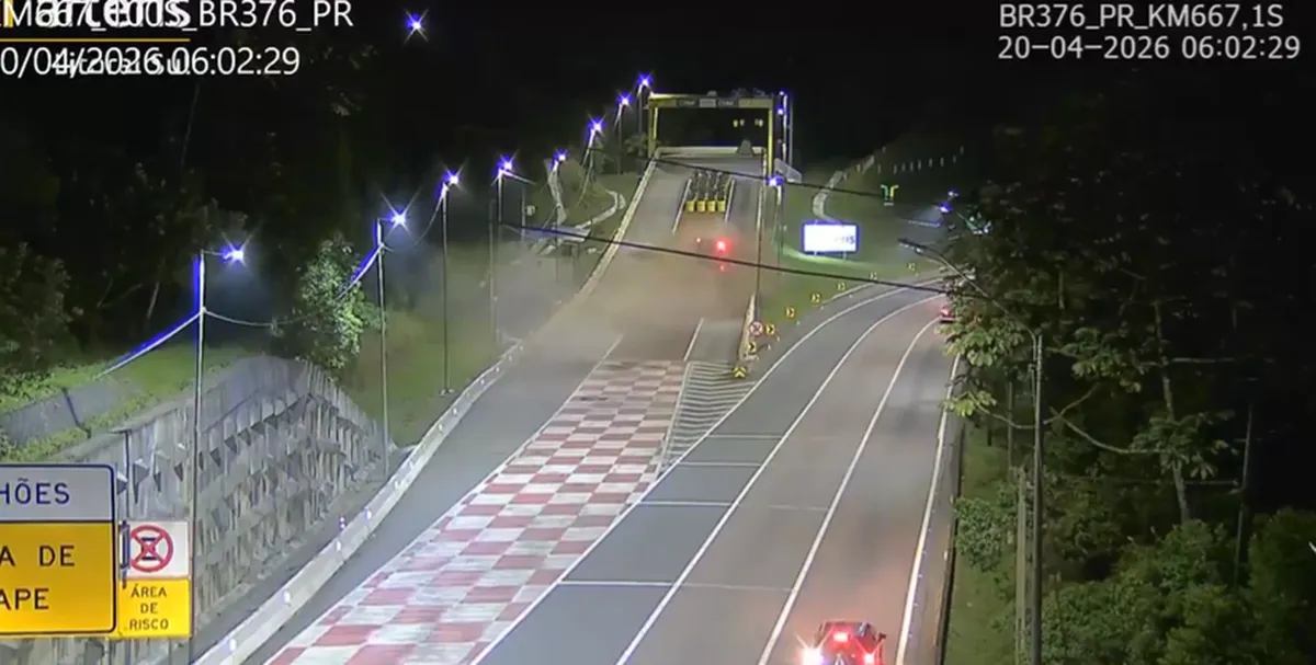 Falha nos freios leva caminhão à área de escape na BR-376, em Guaratuba