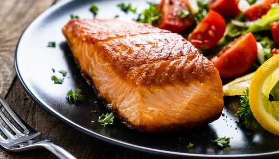 Quer ganhar massa muscular? Veja 10 receitas com peixe ricas em proteínas