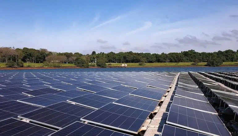 Como Itaipu pode dobrar sua capacidade usando painéis solares flutuantes?