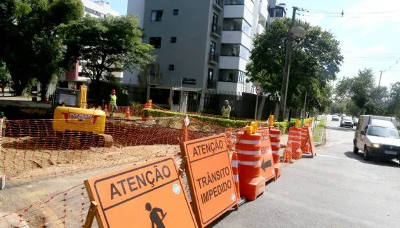Trânsito em Curitiba hoje: bloqueios e obras alteram fluxo em 5 bairros