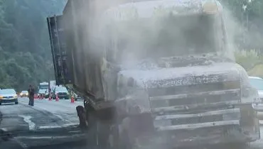 Imagem mostra um caminhão incendiado na BR-277