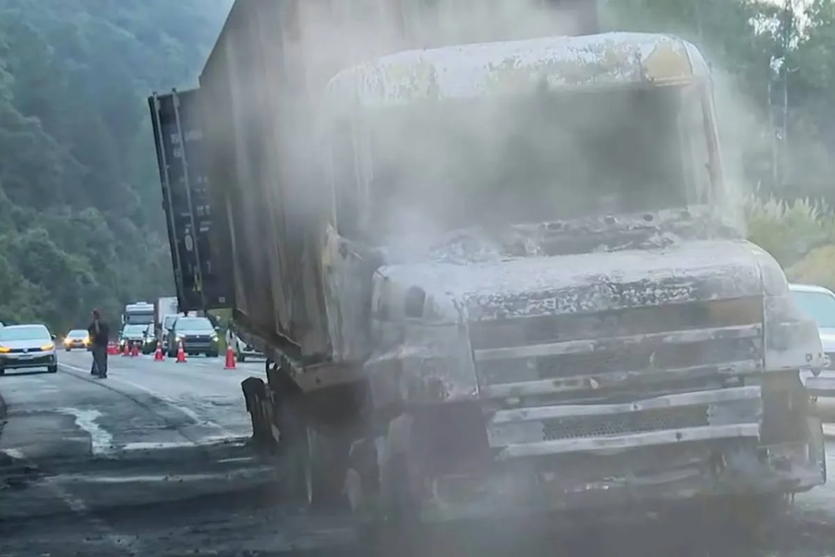 Imagem mostra um caminhão incendiado na BR-277