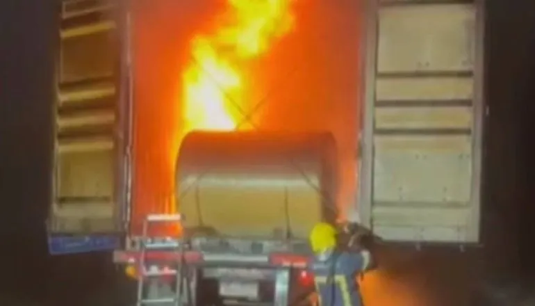 Chamas começaram na carreta e deixaram o veículo todo destruído