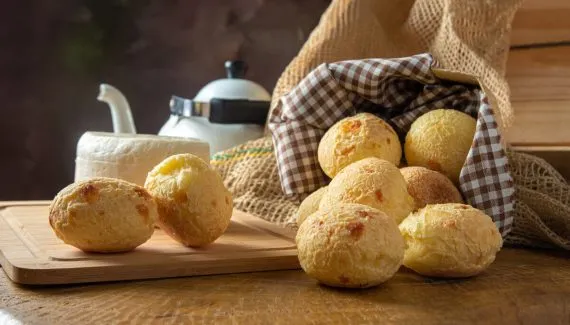 Pão de queijo fit: 6 receitas leves e fáceis para o café da tarde
