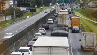 Imagem mostra o trânsito intenso em uma rodovia que chega a Curitiba: a BR-277.