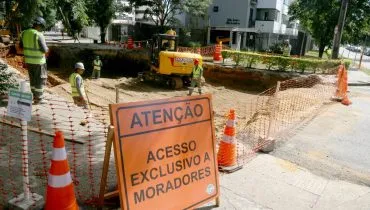 Imagem mostra uma rua de Curitiba bloqueada para obras.