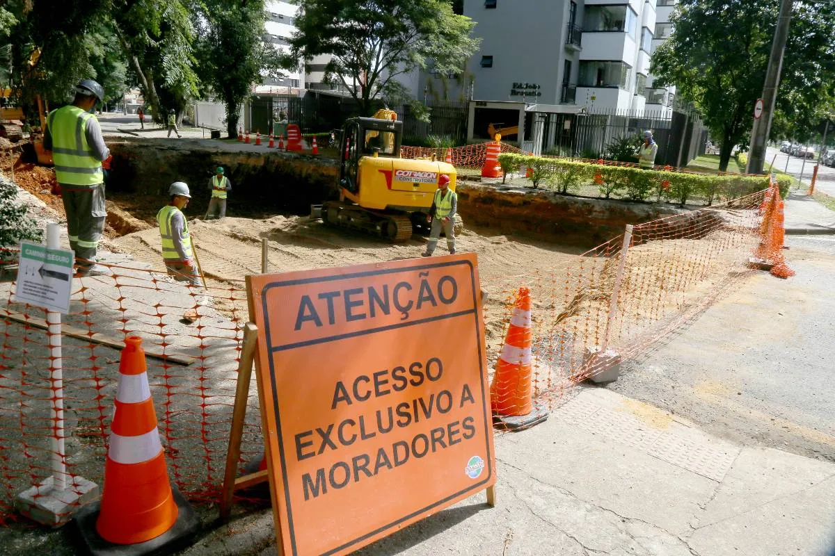Imagem mostra uma rua de Curitiba bloqueada para obras.