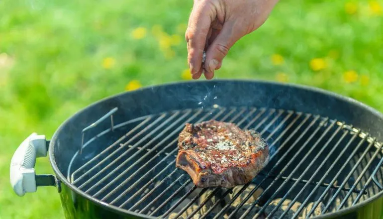 Como salgar seu churrasco: Sal Grosso ou Parrilla? Chef revela o segredo da crosta perfeita
