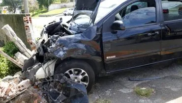 Imagem mostra um carro preso envolvido em um acidente de trânsito em Curitiba.