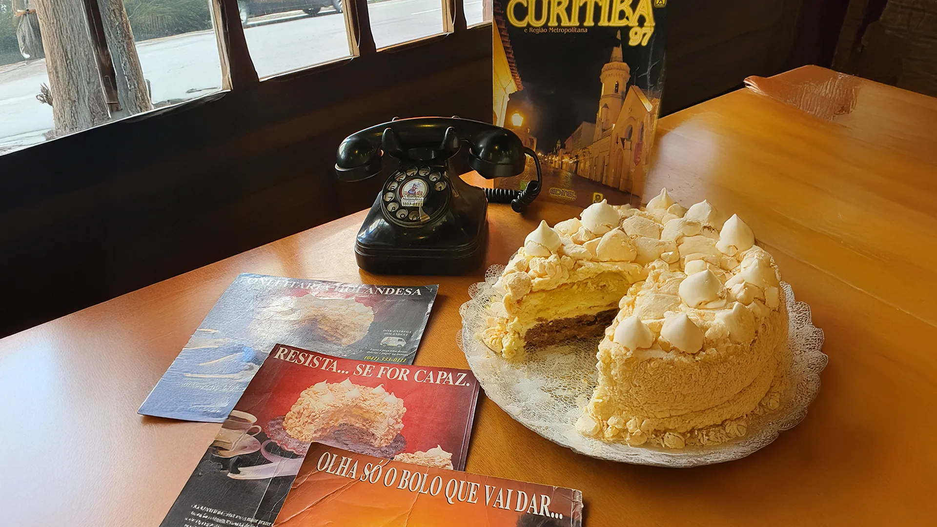 O bolo Martha Rocha da Confeitaria Holandesa mantém sua identidade histórica, textura perfeita e o sabor que se tornou parte da memória gastronômica curitibana