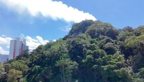 Incêndio no Morro do Boi, em Matinhos, mobiliza até helicóptero