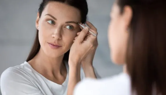 Sobrancelhas falhadas: 6 fatores que podem causar a queda dos fios