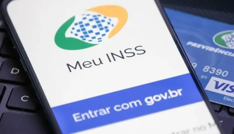 Imagem mostra uma pessoa com o celular aberto no App Meu INSS