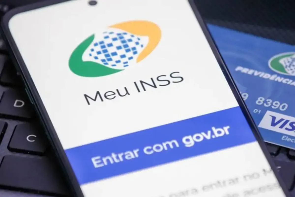 Imagem mostra uma pessoa com o celular aberto no App Meu INSS