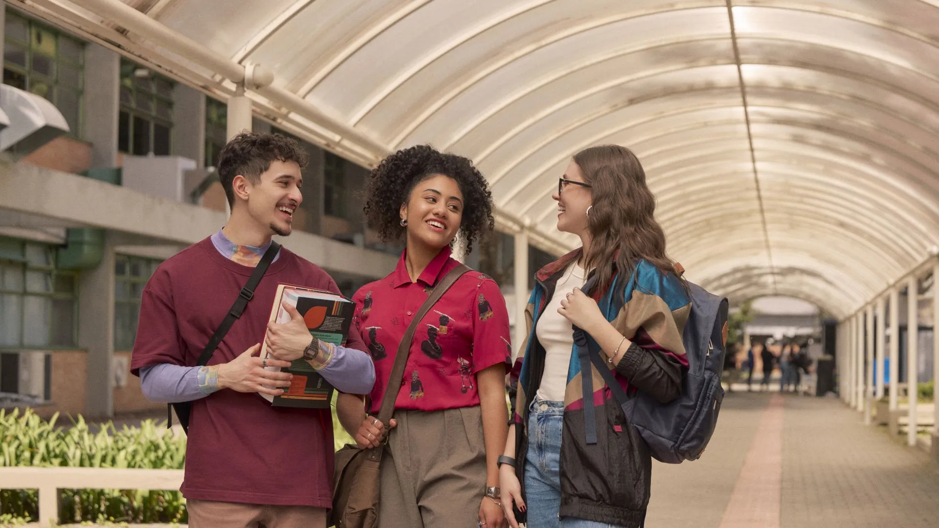 Estudantes circulam pelo câmpus da PUCPR durante a rotina acadêmica; universidade está com inscrições abertas para o Vestibular de Inverno 2026.