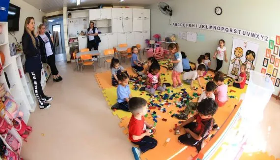 Mais de 3.800 crianças aguardam uma vaga na creche em Curitiba